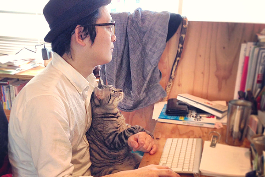 仕事中もお膝の上で甘える